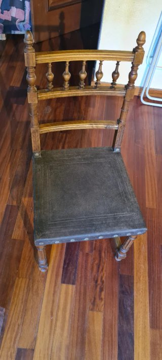 Silla antigua estilo alfonsino de madera