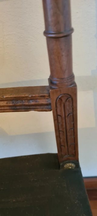Silla antigua estilo alfonsino de madera