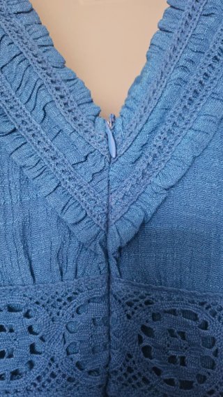 Vestido largo azul con detalles de crochet