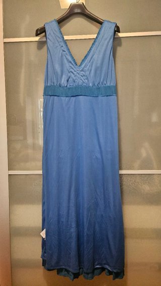 Vestido largo azul con detalles de crochet