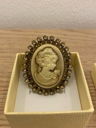 Spilla Cammeo Vintage con Cristalli