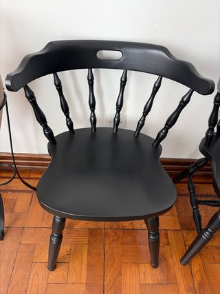 Sillas de madera negras estilo Windsor