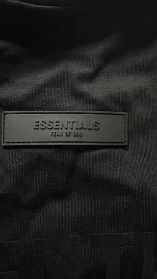 Maglietta Essentials nera con etichetta