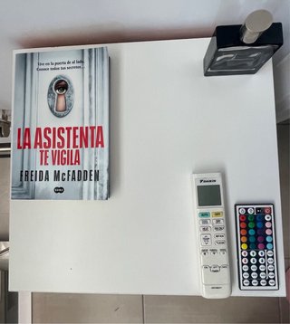 Mesita de noche morada y blanca