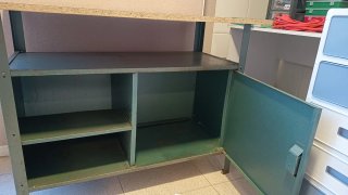 Banco de trabajo con estantes y puerta