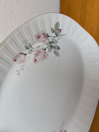 Plato de porcelana Pontesa con rosas. 34-25cm
