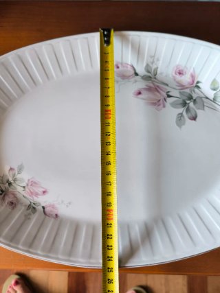 Plato de porcelana Pontesa con rosas. 34-25cm