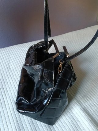 Bolso UTERQUE negro efecto piel cocodrilo