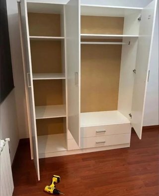 Armario blanco y madera