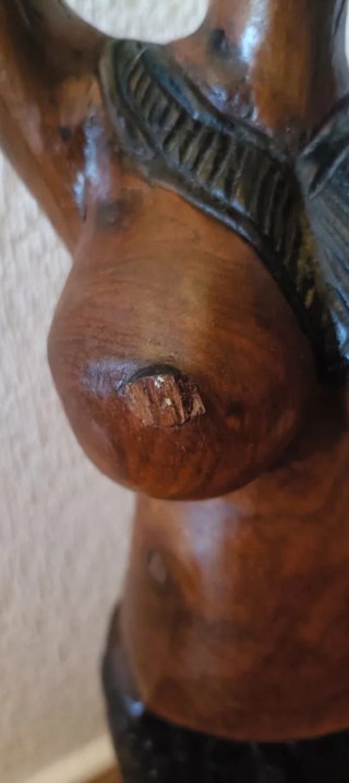 Figura de madera mujer africana con cesto