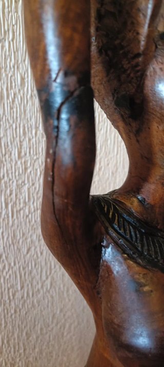 Figura de madera mujer africana con cesto