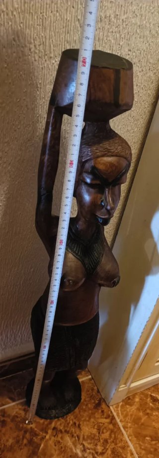 Figura de madera mujer africana con cesto