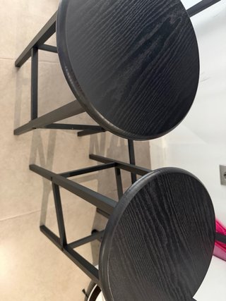 Mesa de bar alta con 2 taburetes