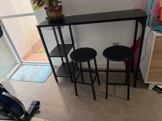 Mesa de bar alta con 2 taburetes