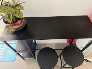 Mesa de bar alta con 2 taburetes
