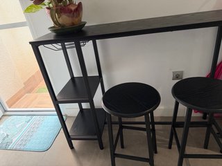 Mesa de bar alta con 2 taburetes