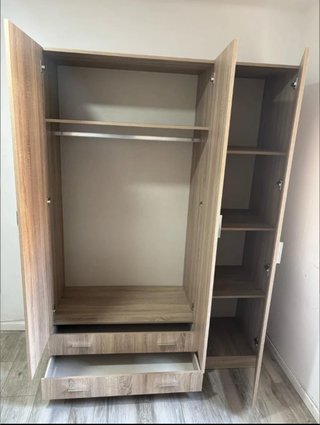 Armario de madera beige