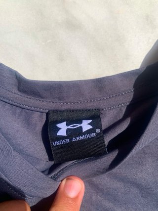Camiseta deportiva Under Armour gris