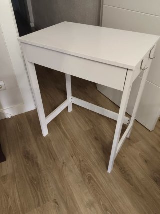Mesita de noche blanca con cajón