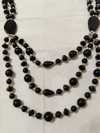 Collana sintetica vintage con sfere nere