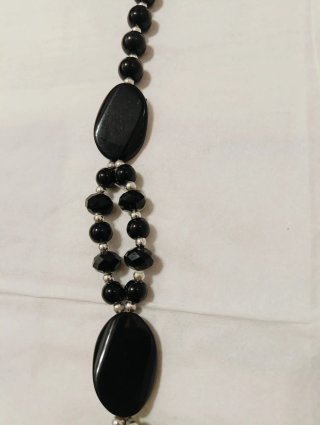 Collana sintetica vintage con sfere nere