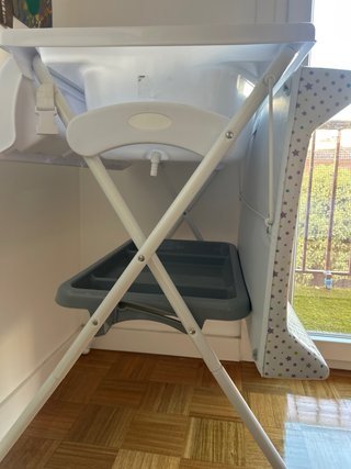 Bañera y cambiador de bebé con estrellas