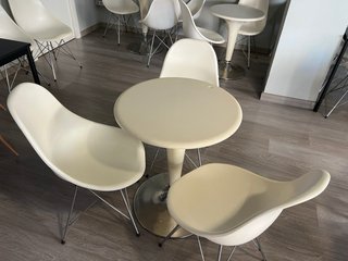 Mesas  y  Sillas de Bar Blancas