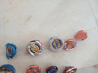 Beyblade con lanzador y accesorios