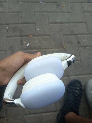 Cascos Inalámbricos Blancos y Plateados