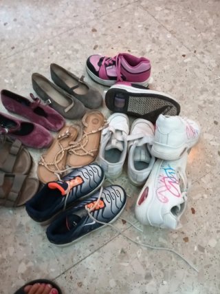 Zapatos y zapatillas deportivas rosas y blancas