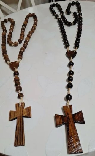 Rosarios de madera con corazón y cruz