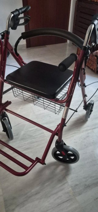 Andador para adultos con asiento y cesta