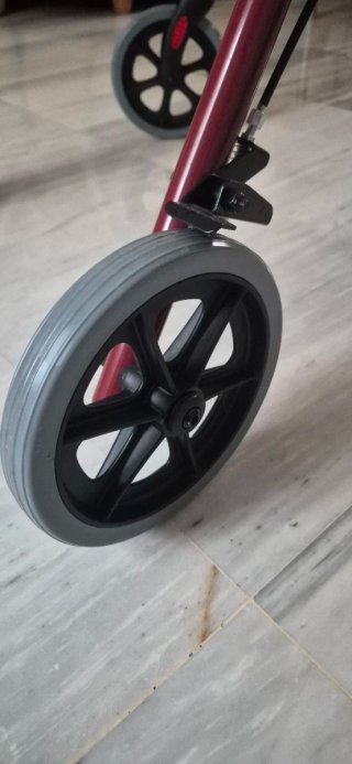 Andador para adultos con asiento y cesta