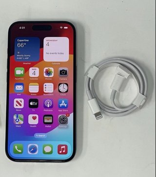 iPhone 15 Pro con Cable de Carga Bateria al 100%