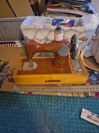 Máquina de coser de juguete antigua Rusa
