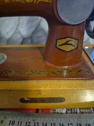 Máquina de coser de juguete antigua Rusa
