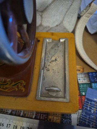 Máquina de coser de juguete antigua Rusa