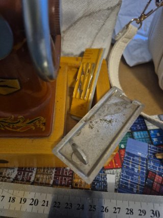 Máquina de coser de juguete antigua Rusa