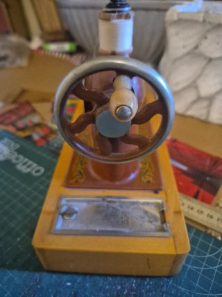 Máquina de coser de juguete antigua Rusa