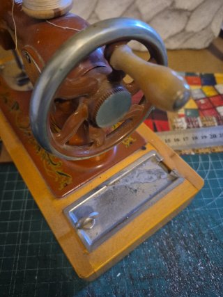 Máquina de coser de juguete antigua Rusa
