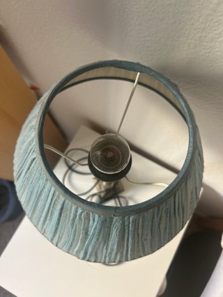 Lámpara de mesa azul y plateada