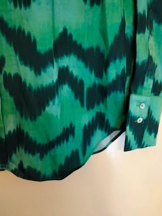 Camisa satinada Mango verde y negro