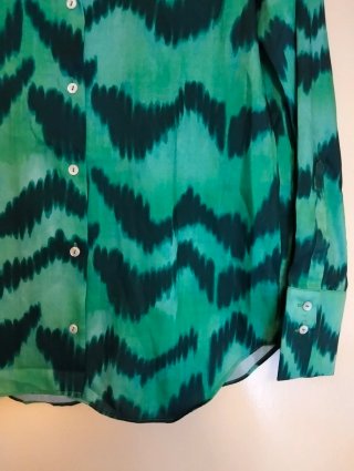 Camisa satinada Mango verde y negro
