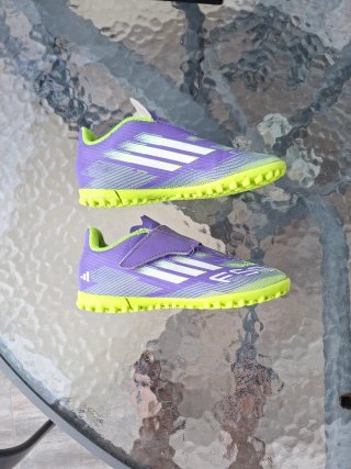 Zapatillas Adidas F50 Multitaco numero 30 y medio.