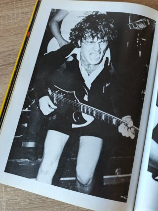 AC/DC HM Photo Book Firmado