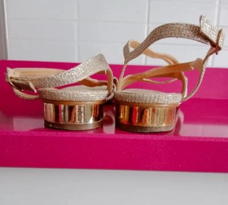 Sandalias doradas brillantes