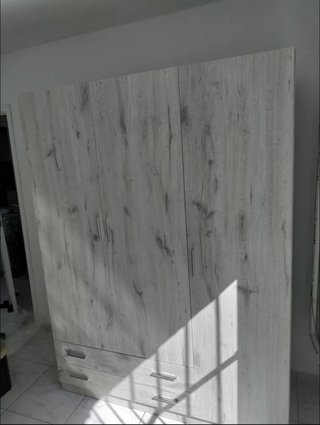 Armario de madera gris