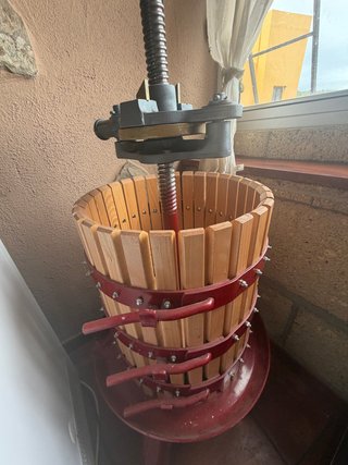 Prensa de uvas de madera