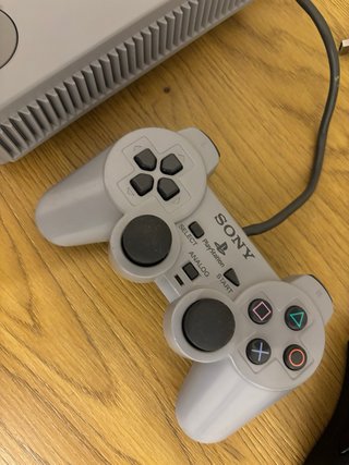 PlayStation 1 con cables y juego