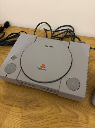 PlayStation 1 con cables y juego